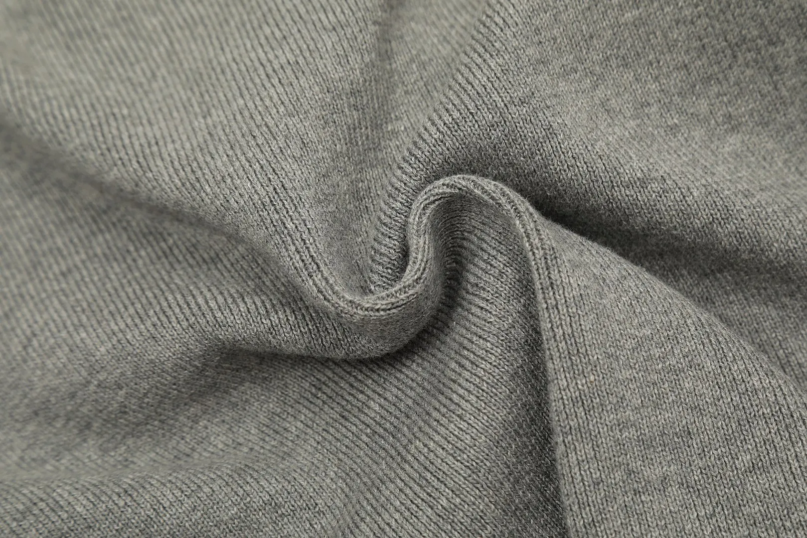 vivienne west wood Vivienne contrasting high-end Korean-style cardigan knitted sweater wool 2024 autumn latest style 🧩 15% merino cotton wool 85% wool blend 🧩Correct Italian 🇮🇹100% wool washed wheat logo Size: S -M- L Color: blue pink black gray